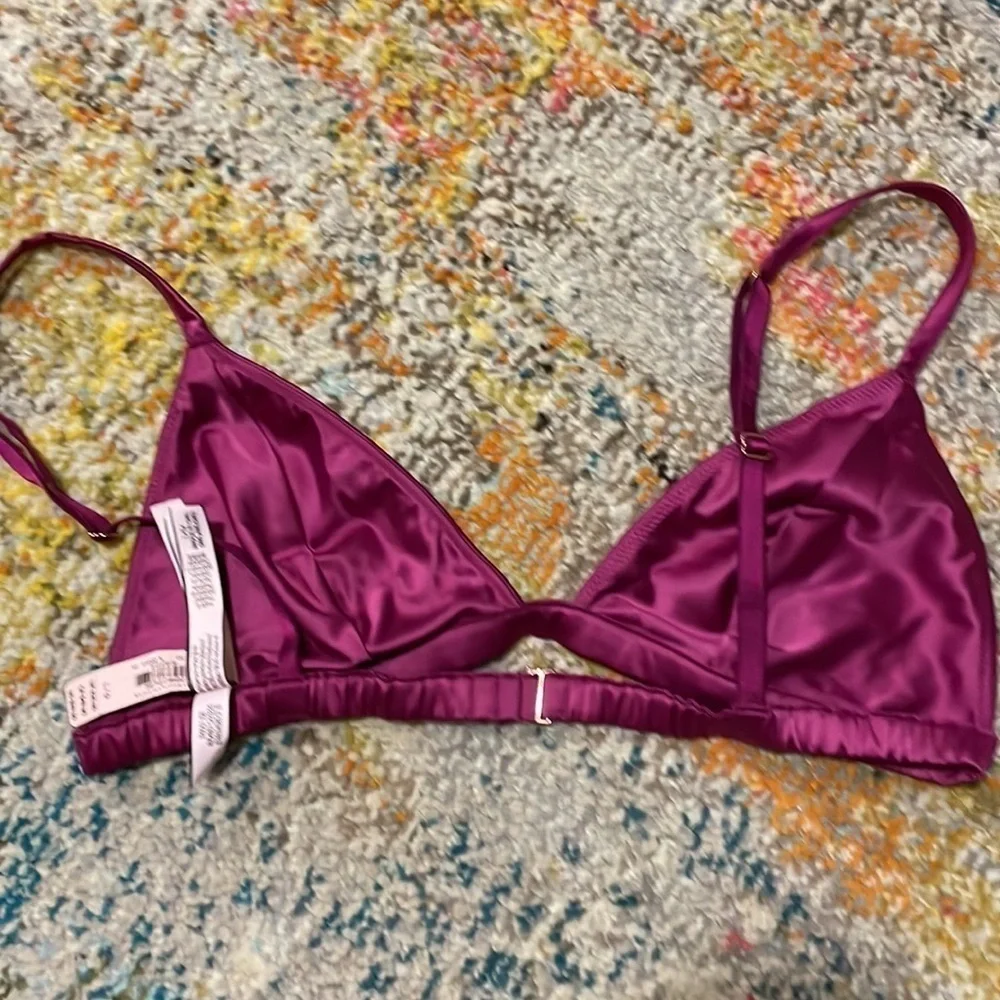 𝅺Victoria’s Secret Triangle Shaped Bra Size L